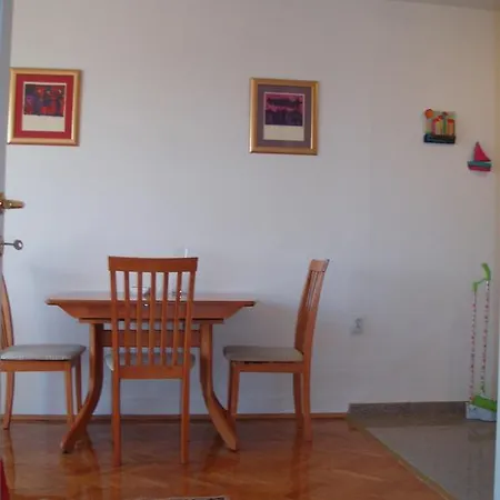Vana Apartment *
